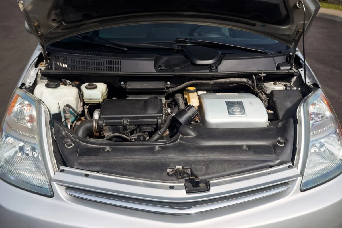 Ils ouvrent le moteur de cette Toyota Prius après 500 000 km : son état surprend