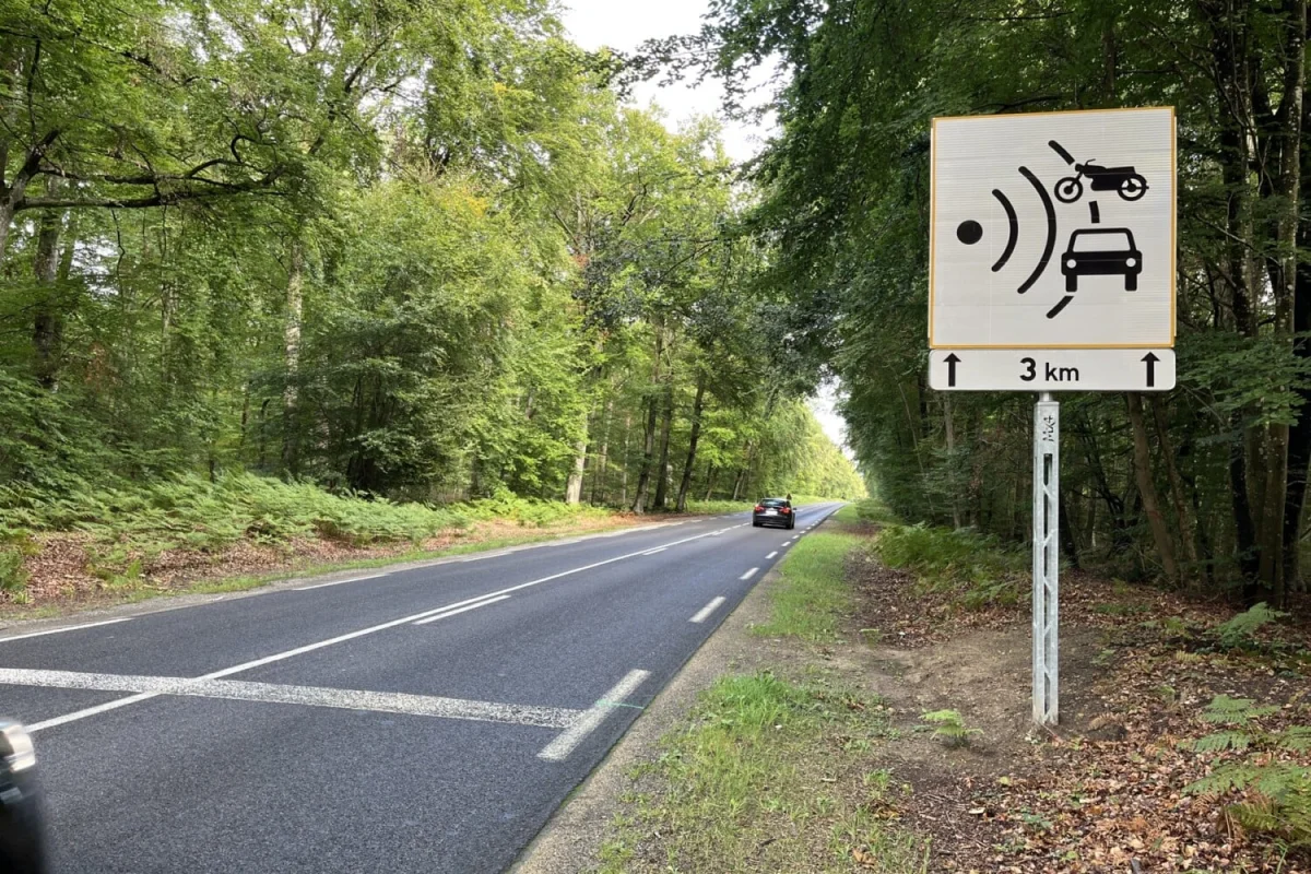 Panneaux de radars : à quoi servent vraiment les poteaux ajourés que l'on voit sur certains d'entre eux ?