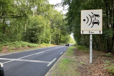 Panneaux de radars : à quoi servent vraiment les poteaux ajourés que l'on voit sur certains d'entre eux ?