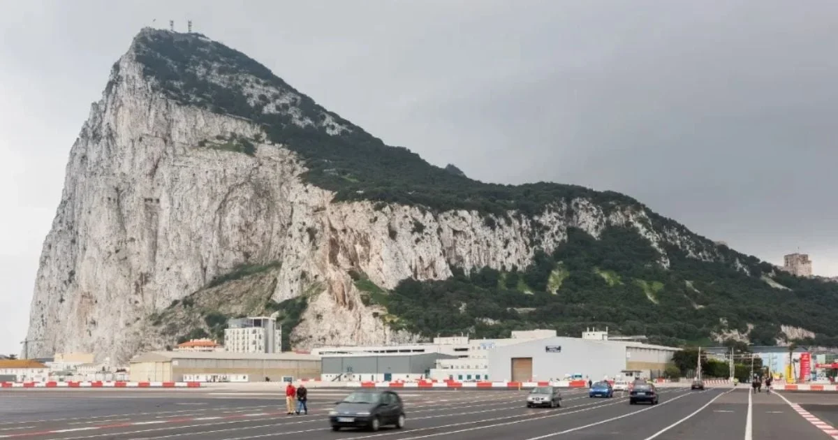Les voitures devaient laisser passer les avions sur cette route à Gibraltar