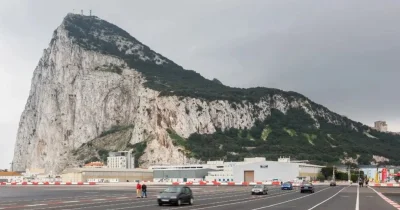 Les voitures devaient laisser passer les avions sur cette route à Gibraltar