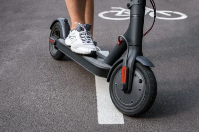 La trottinette électrique presque traitée comme une voiture : ce que l’Italie vient d’imposer