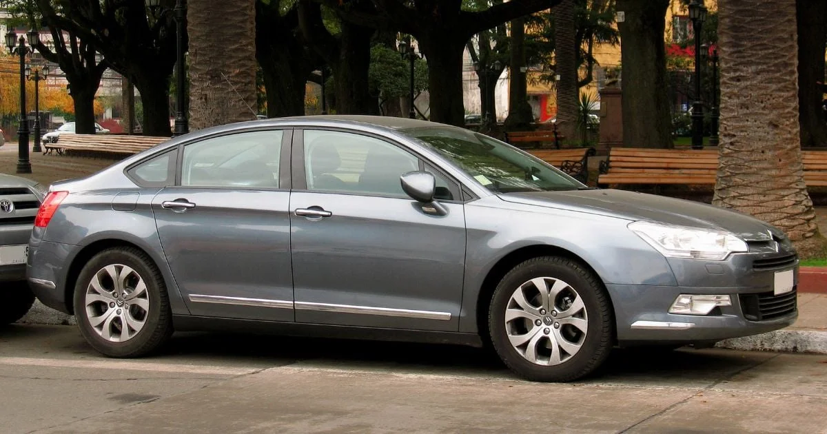 Sa Citroën C5 prend la route pendant qu’il dort et déclenche deux radars, à Soignies