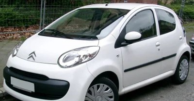 Une Citroën C1 embarque sur un ferry avec un poney coincé à l’arrière