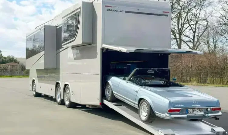 Ce camping-car de luxe de 35 m2 avec une voiture de collection à l'arrière vaut 2,2 millions d'euros