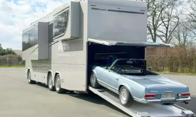 Ce camping-car de luxe de 35 m2 avec une voiture de collection à l'arrière vaut 2,2 millions d'euros
