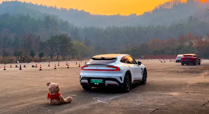 Tesla défie les véhicules chinois sur un test de sécurité... en marche arrière