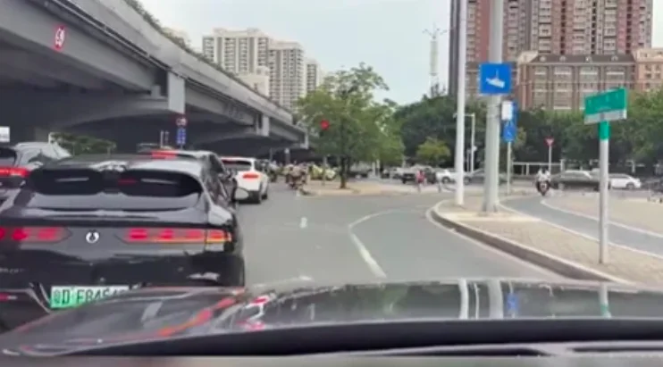 En Denza Z9 GT, il utilise la fonction « marche en crabe » à la perfection pour laisser une autre voiture doubler