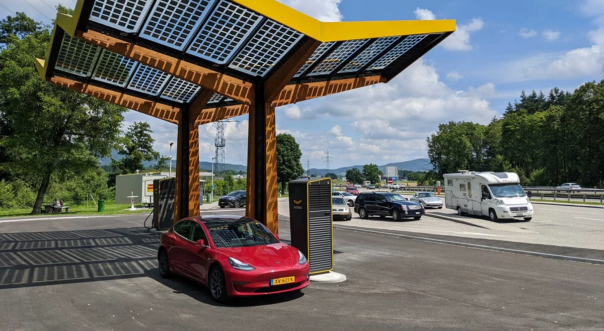 Pourquoi certaines bornes affichent 300 kW… mais rechargent beaucoup moins vite