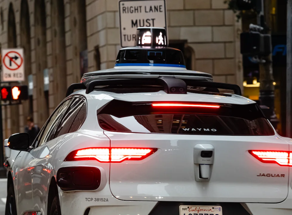 Quand des taxis sans chauffeur appellent les policiers pour sortir des passagers endormis...