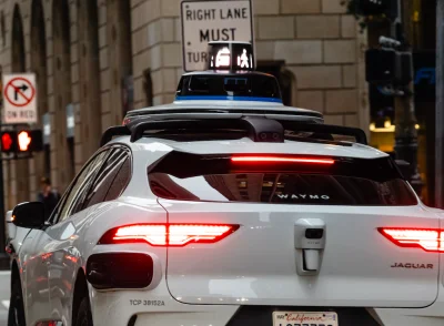 Quand des taxis sans chauffeur appellent les policiers pour sortir des passagers endormis...
