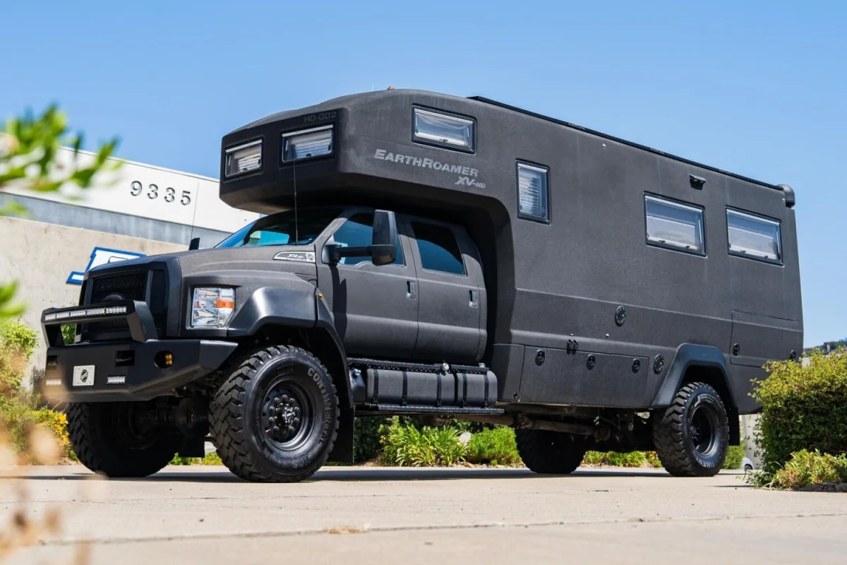 10,7 mètres, quatre roues motrices et près de 2 millions de dollars : le camping-car qui refuse toute limite