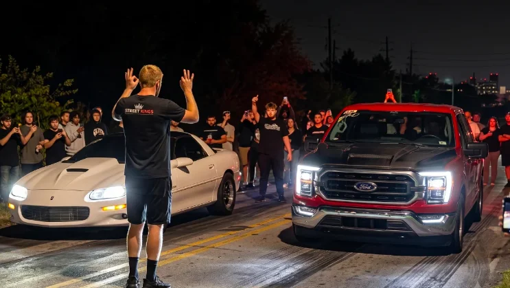 Un YouTubeur en Ford F-150 biturbo de 1 100 chevaux défie tous ceux qu'il croise pour faire la course