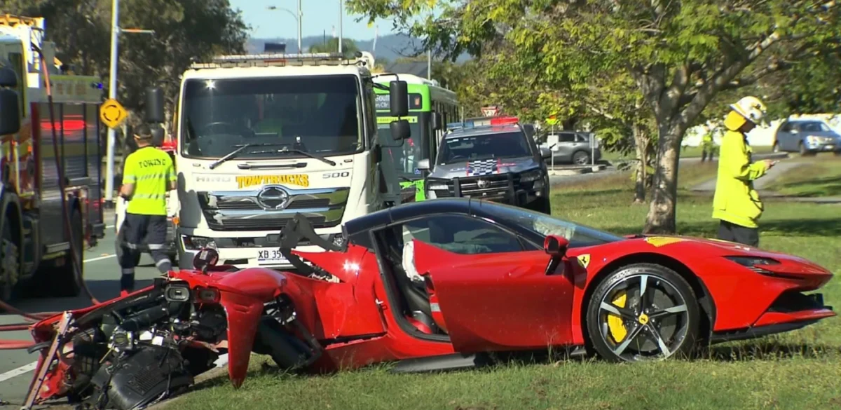 Cet influenceur s'en sort indemne après un accident spectaculaire en Ferrari et remercie la marque au cheval cabré