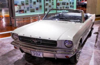 Le propriétaire de la première Ford Mustang refuse toutes les offres pour sa voiture, jusqu'à ce que le constructeur lui offre la millionième