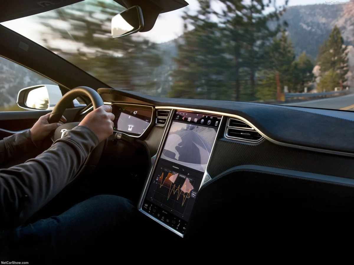 8,5 fois moins d'accidents grâce au FSD ? Tesla sort la calculatrice pour convaincre l'Europe