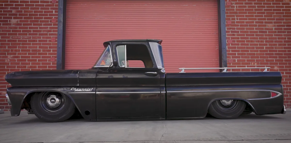 Ce Chevrolet C10 de 900 chevaux tracte avec la force d'un train de marchandises