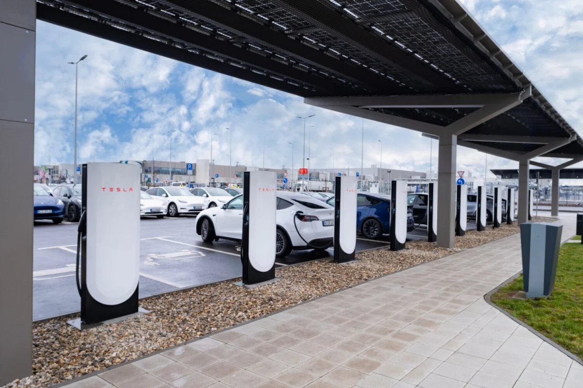 Incendies en Gironde : Tesla rend ses Superchargeurs gratuits pendant une semaine dans la région