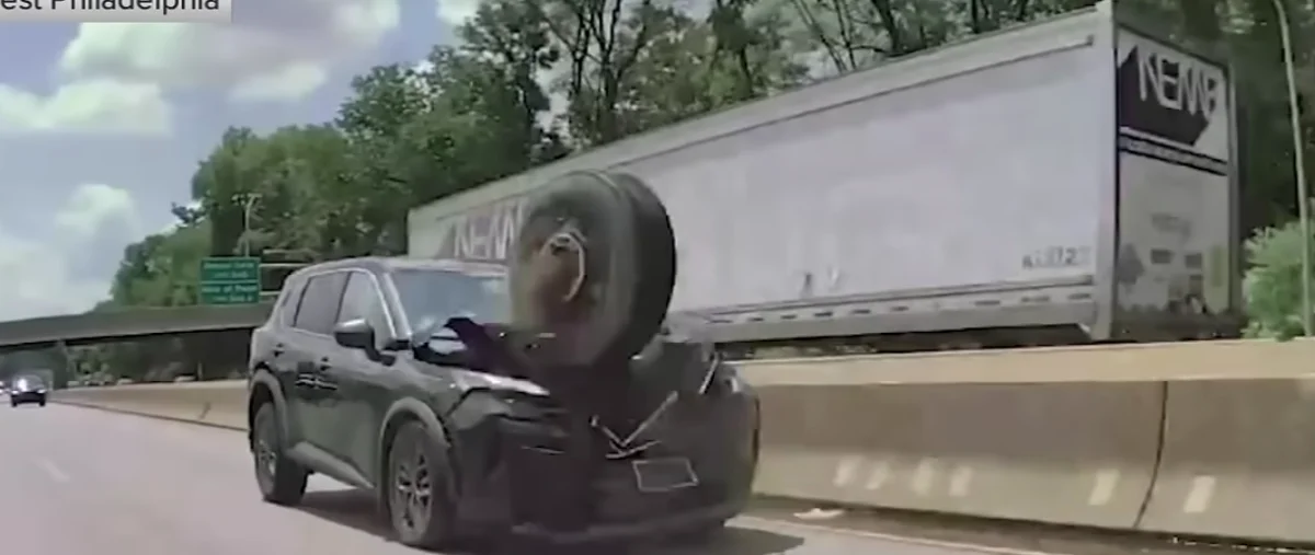 Un pneu franchit le terre-plein central de l'autoroute et percute violemment un SUV Nissan, les images font froid dans le dos