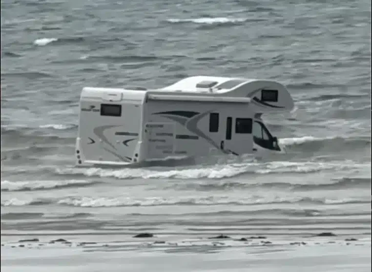Il gare son camping-car face à la mer, la marée transforme ses vacances en cauchemar