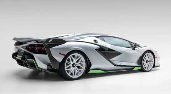 La première voiture de série hybride V12 de Lamborghini pourrait bien atteindre les 2,6 millions d'euros aux enchères