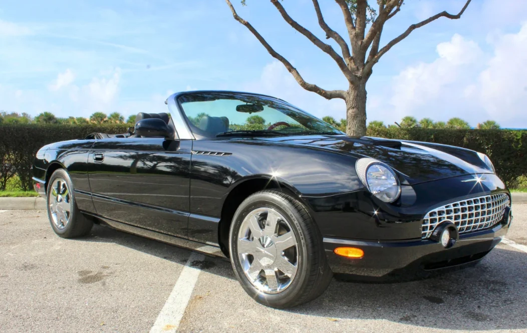 Cette Ford Thunderbird de 2002 réapparaît avec seulement... 24 km au compteur