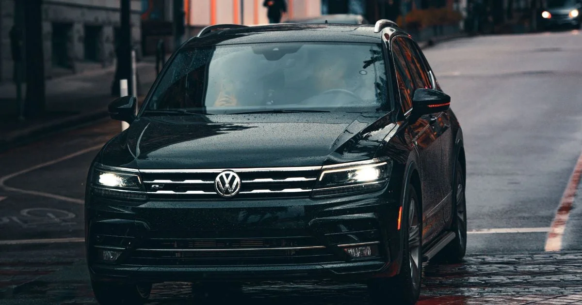 Ce conducteur né sans bras dirige son Volkswagen Tiguan uniquement avec son pied en Belgique