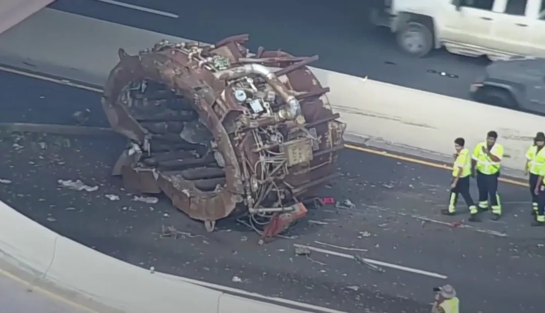 Texas : Sur l'autoroute, un camion fait tomber un four de plusieurs tonnes