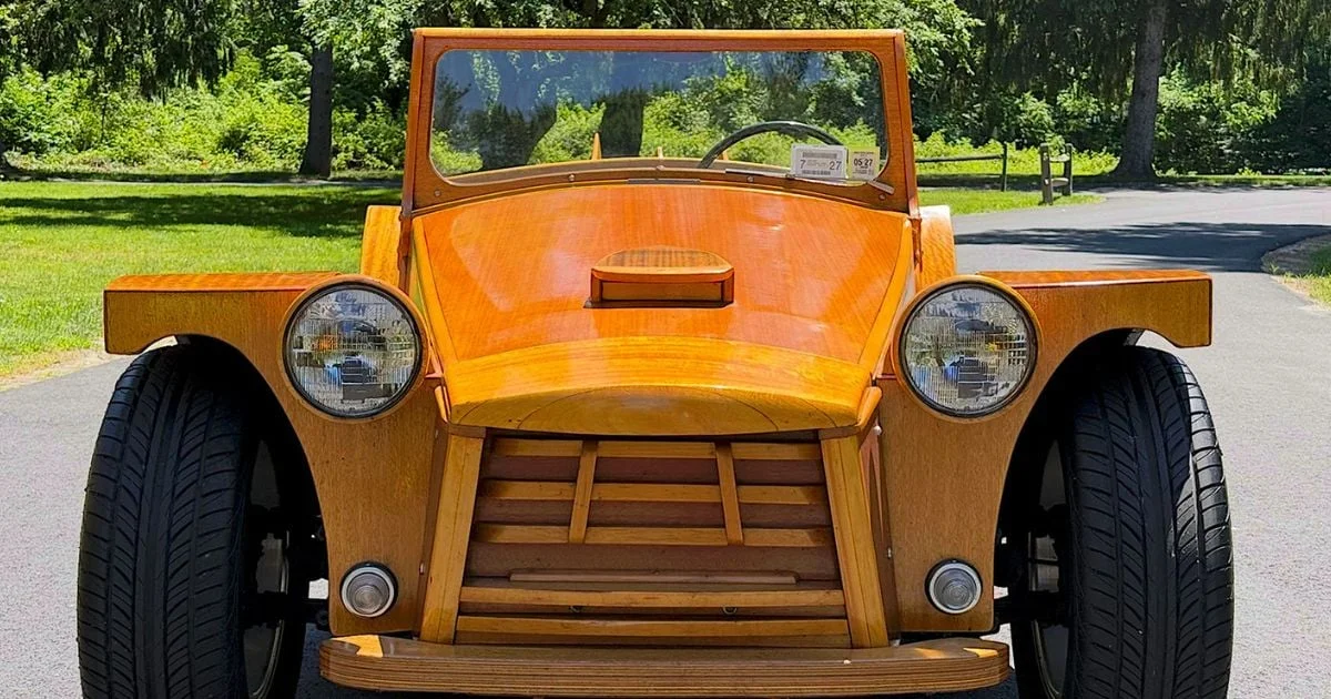 Cette Volkswagen Coccinelle de 1952 troque sa carrosserie contre du bois