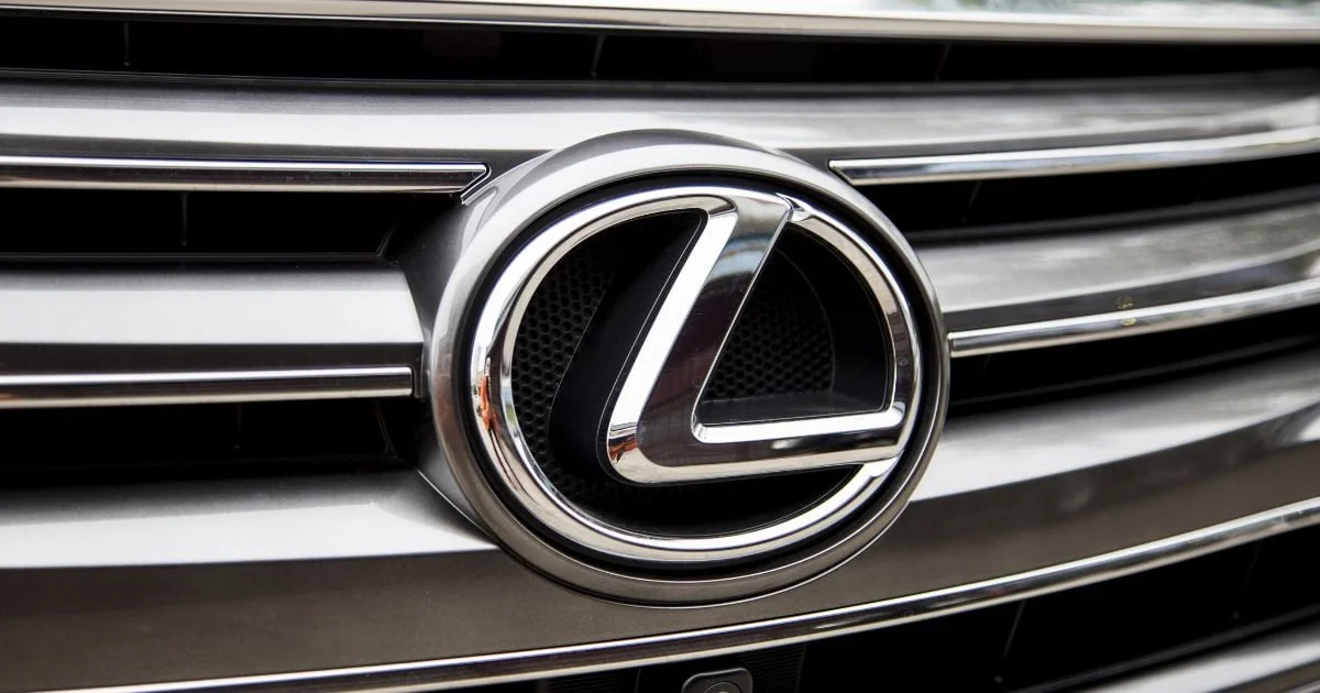 Lexus prend de la hauteur avec un hélicoptère et un yacht au Japon