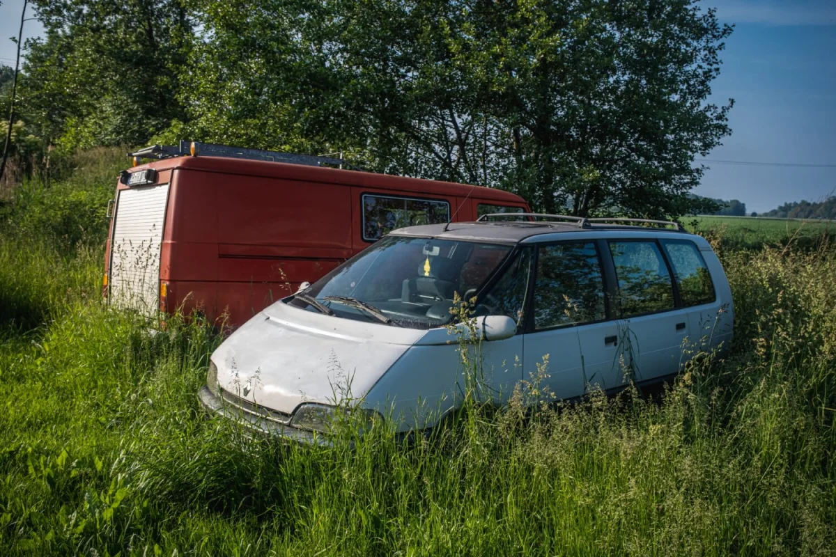 Pourquoi des centaines de voitures finissent-elles abandonnées au bord des routes suisses ?