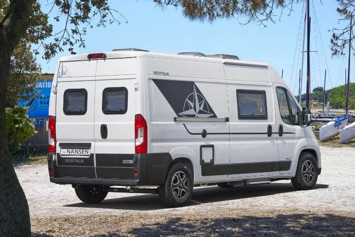 Moins de 6 mètres, quatre couchages et une vraie salle de bain : Westfalia a tout fait entrer dans ce camping-car