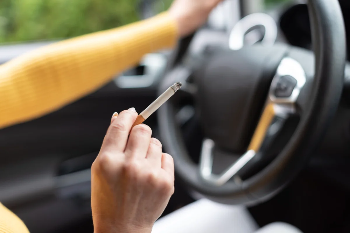 Fumer au volant pourrait-il être interdit à cause des feux de forêt ?