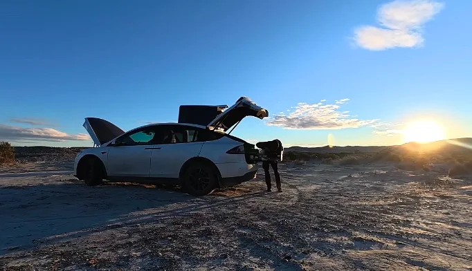 Il installe un panneau solaire sur sa Tesla Model X pour traverser l'Amérique du Sud