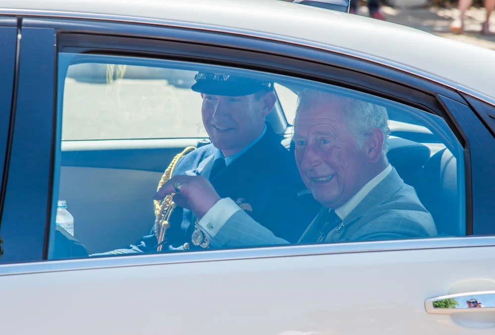 La règle insolite qui permet au Roi d'Angleterre et à sa famille de rouler sans ceinture de sécurité