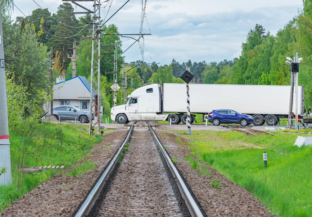 Après une sortie de route, le conducteur endormi se retrouve coincé sur la voie ferrée en voiture après une chute
