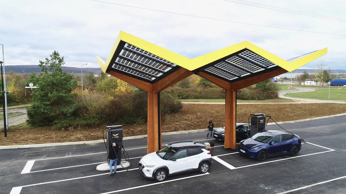 Après les arnaques à la station service, une nouvelle combine inquiétante frappe les stations de recharge
