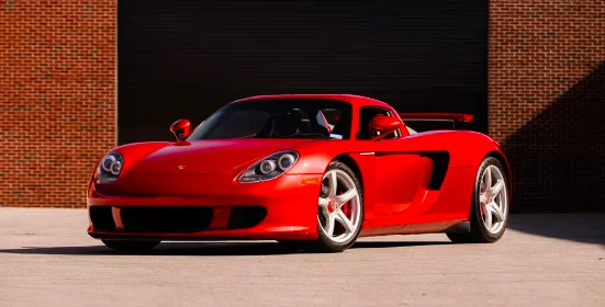Cette Porsche Carrera GT se pare du rouge Ferrari et attirera tous les regards aux enchères de Monterey