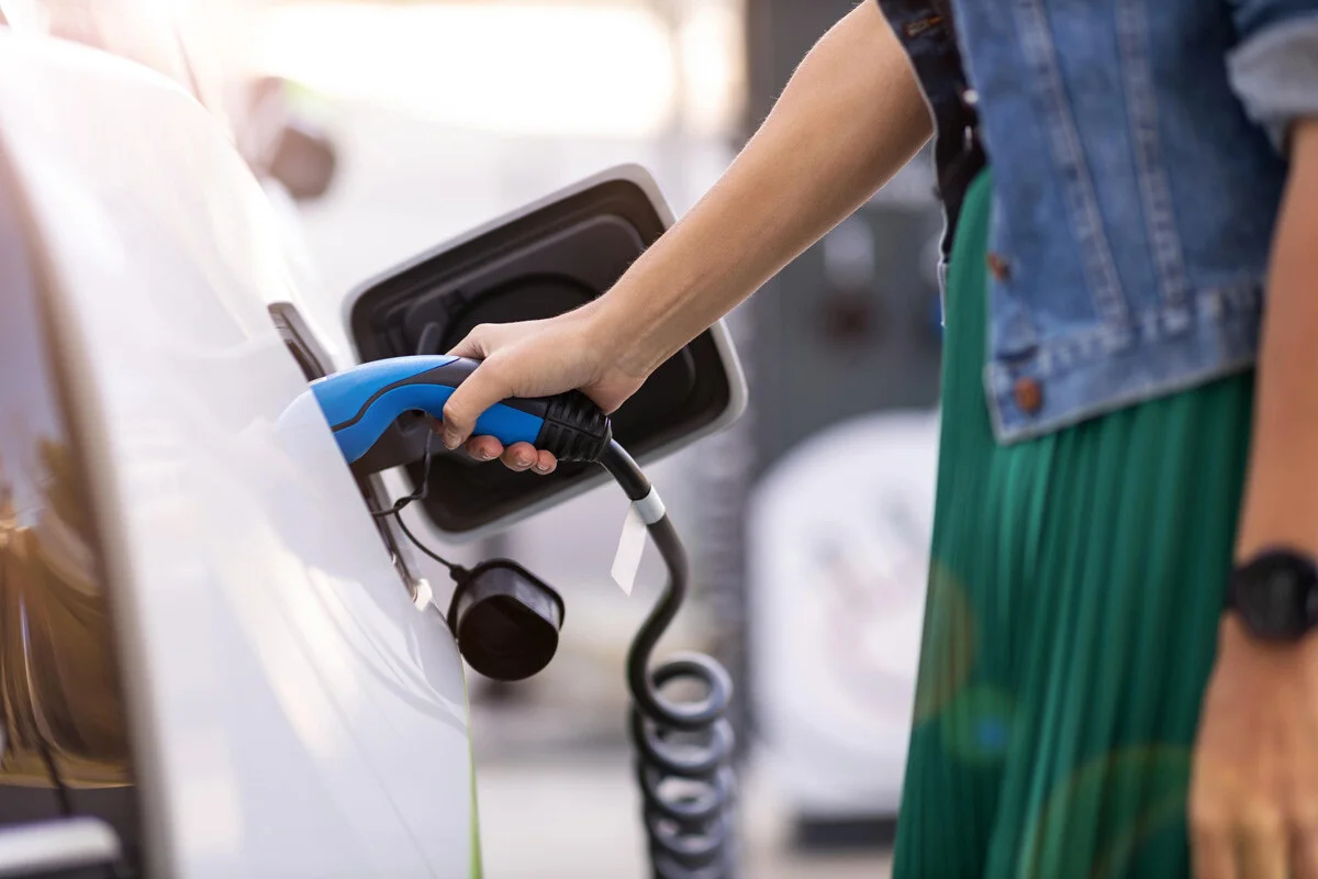 Voiture électrique : combien coûte une recharge complète selon votre région ?