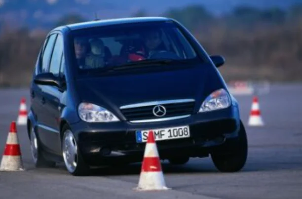 Mercedes Classe A : comment une voiture renversée a accéléré la démocratisation de l’ESP