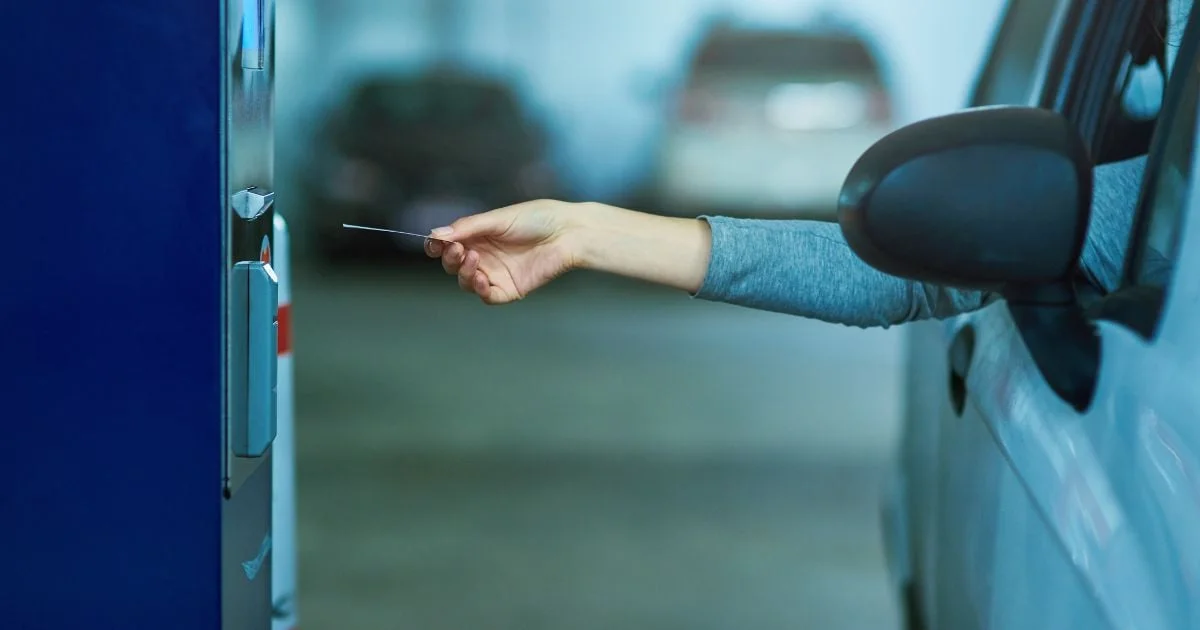 Fini l’appli pour payer le parking ? Votre voiture pourrait bientôt s’en charger toute seule