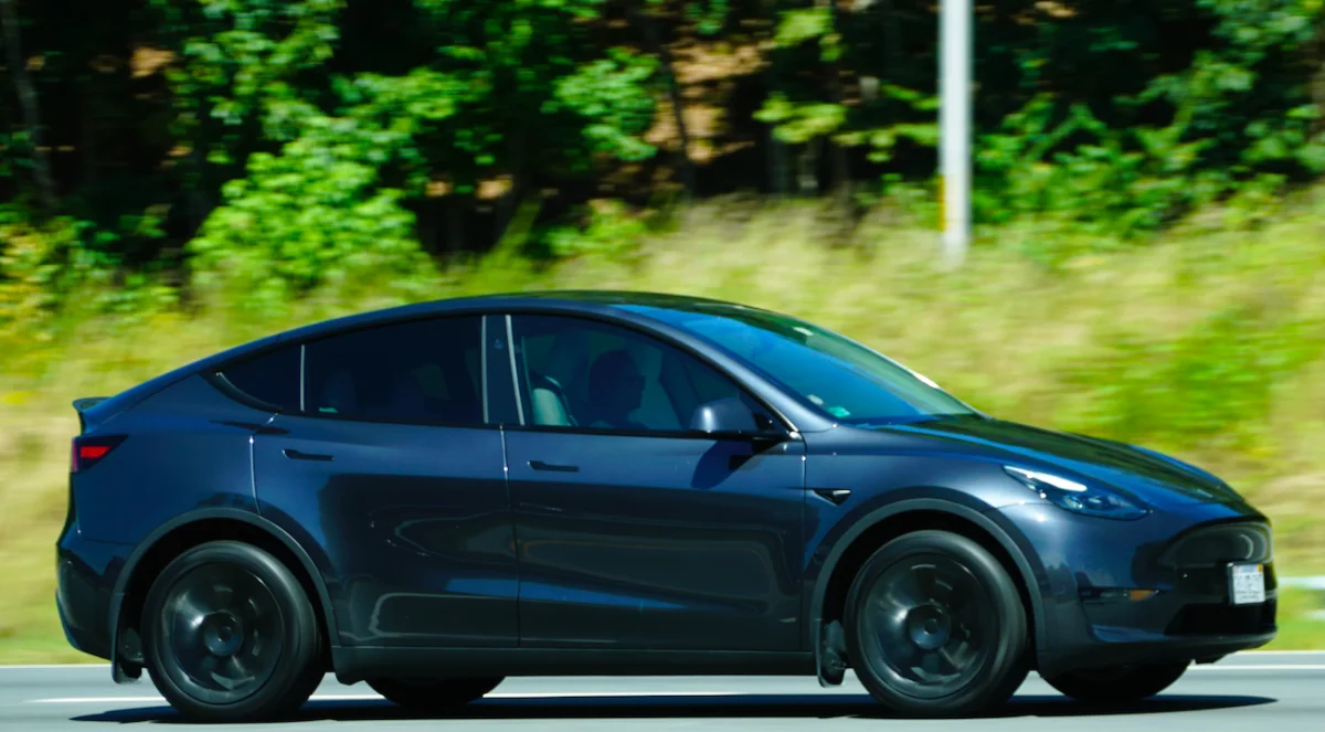 Elle termine dans le décor en essayant une Tesla Model Y et demande 8,6 millions d'euros de dommages et intérêts au constructeur