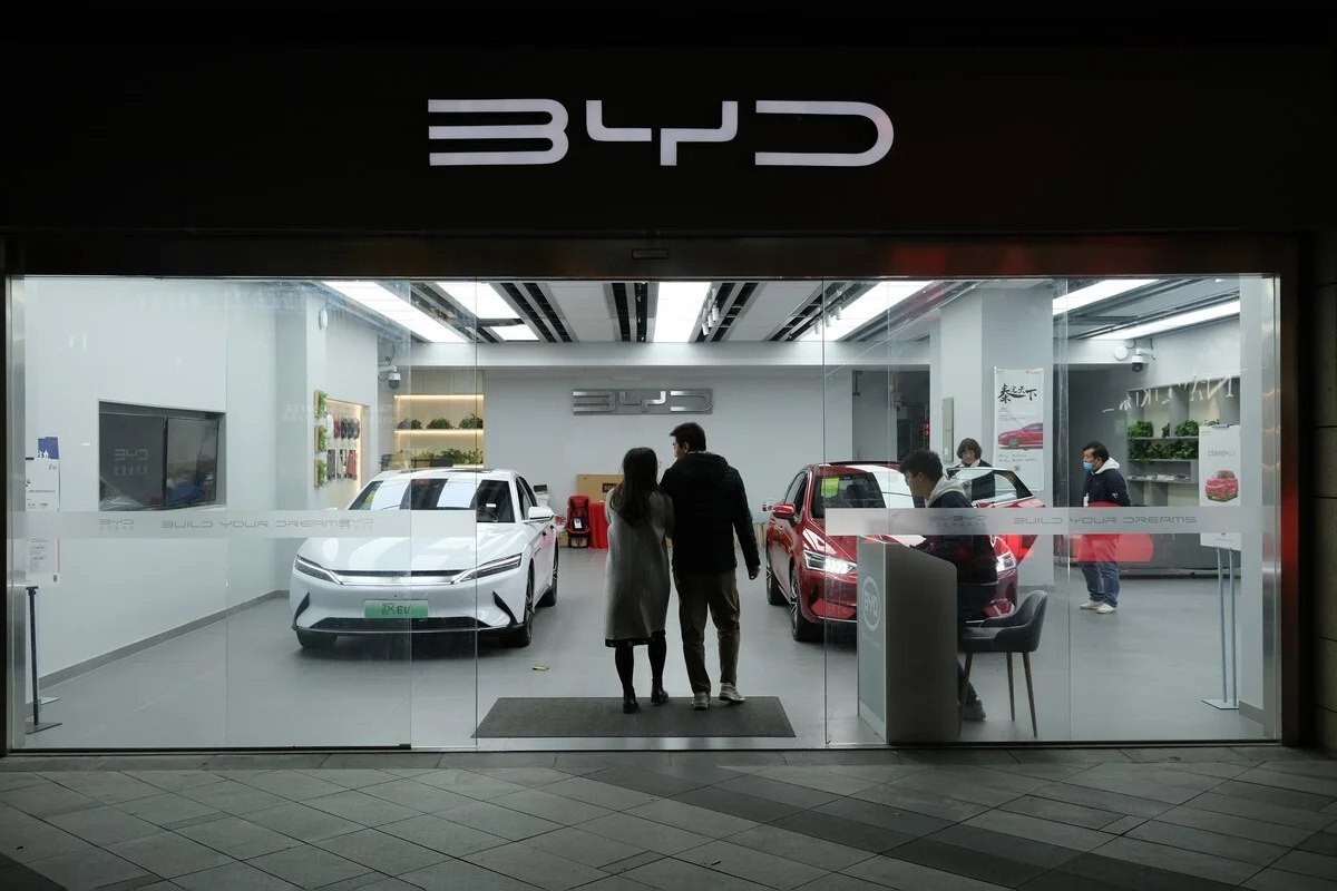 Combien pèse les voitures chinoises dans le parc auto français ?
