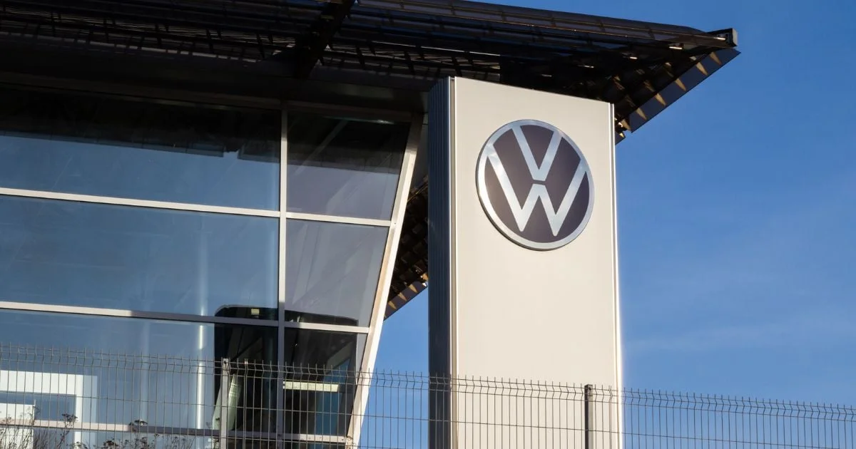 Accusés d’avoir gagné 300 000 dollars grâce à l’accord Volkswagen-Rivian, ils plaident non coupable