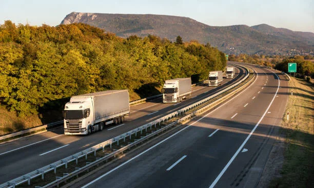 Voici pourquoi vous risquez de croiser plus de poids lourds sur la route des vacances