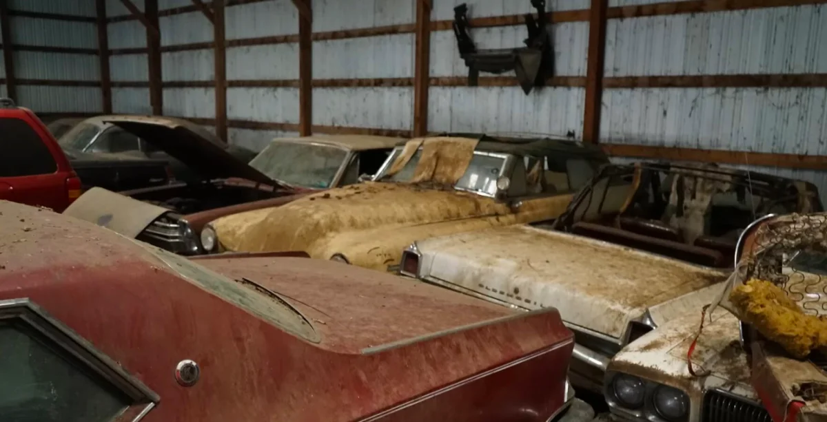 Il tombe sur une grange remplie de voitures classiques rares, dont un prototype de Buick Riviera