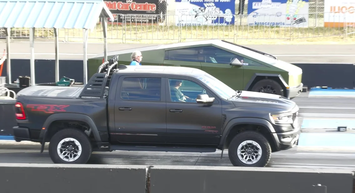Un Ram 1500 TRX défie un Tesla Cybertruck à la course, le résultat est sans appel