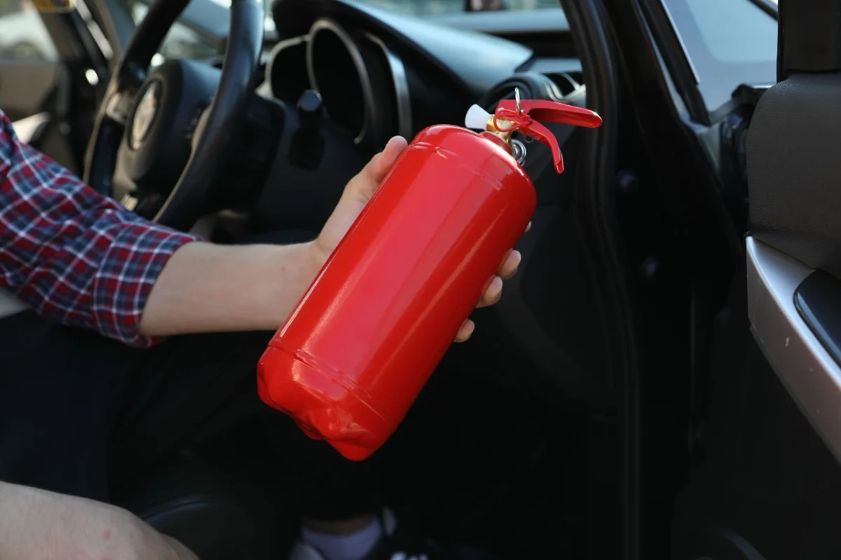 L'extincteur bientôt obligatoire dans nos voitures pour lutter contre les incendies ?