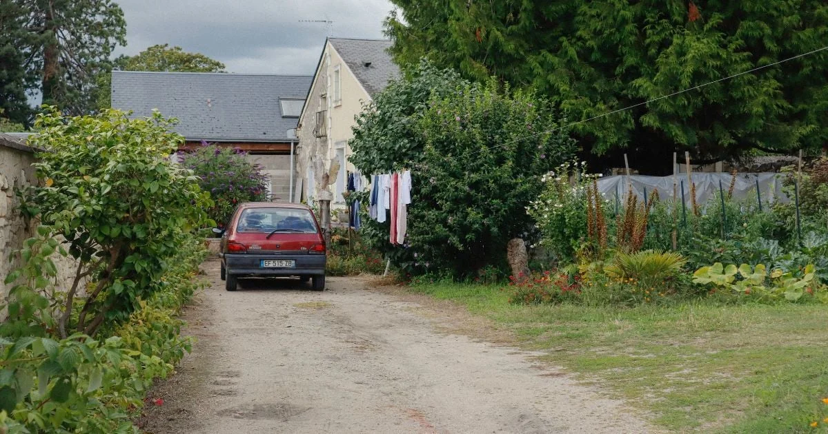 Une manœuvre ratée envoie une voiture dans le jardin d’une maison à Pontivy