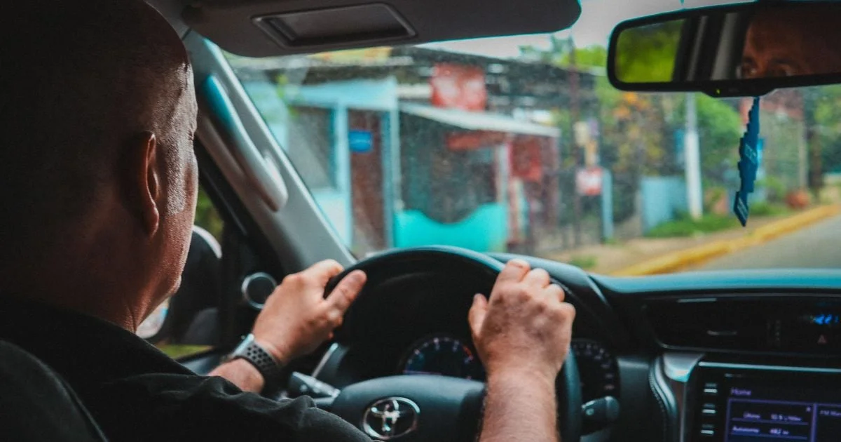 La voiture devant lui roule trop lentement, il sort une batte à Coulogne